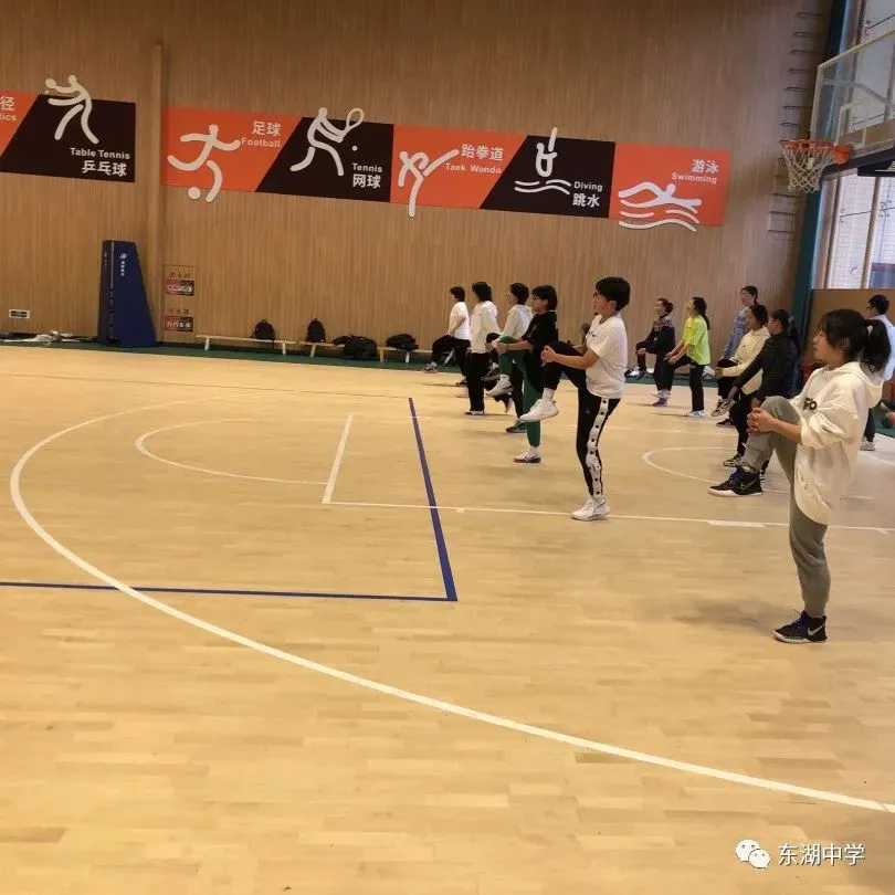 篮球教练如何为不同年龄段的球员制定战术训练方案?_0